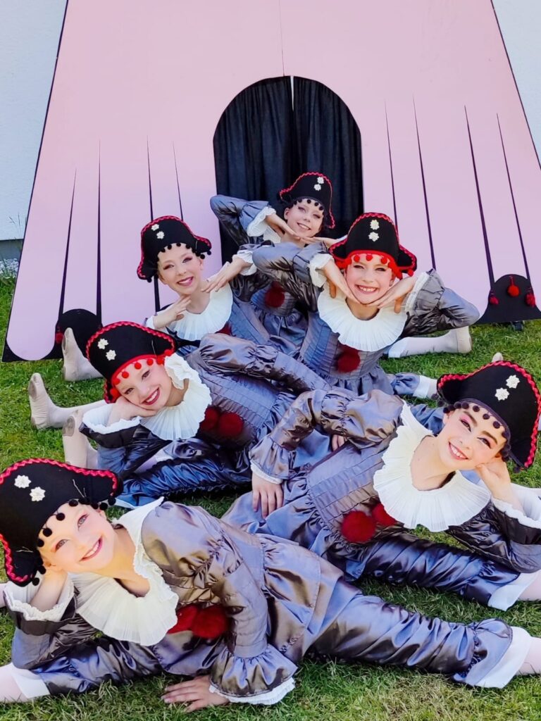 Bild von den Tänterinnen Melina Bauer, Veronika Wall, Ava Joutex, Fina Harsewinkel, Julia Börger und Elisabeth Bäumer